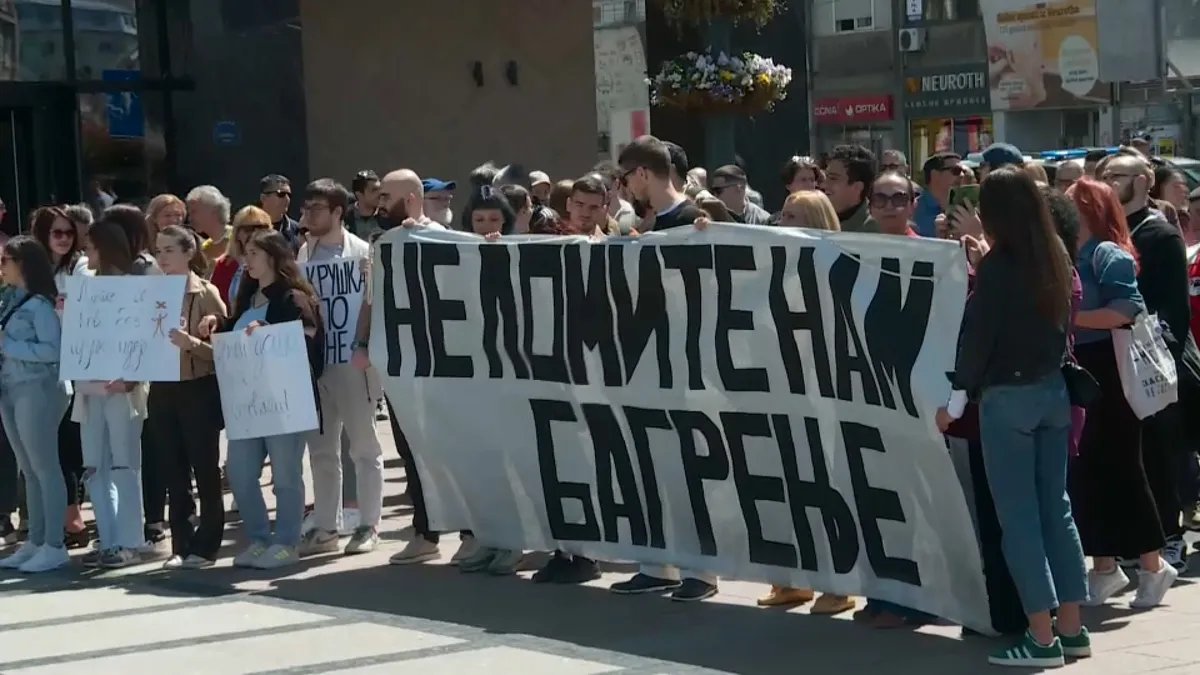Protest "Ne lomite nam bagrenje" u Nišu počeo 17-minutnom tišinom: Osnivanje Fakulteta srpskih studija - cepanje Filozofskog