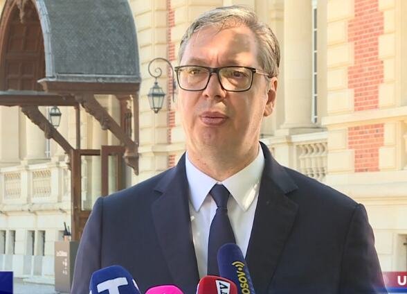 OVO JE RAZLIKA IZMEĐU VUČIĆA I BLOKADERA: Predsednik "pozdravio" "kmetske duše" koje žele da unište Srbiju, pa im dao do znanja da im to NEĆE PROĆI