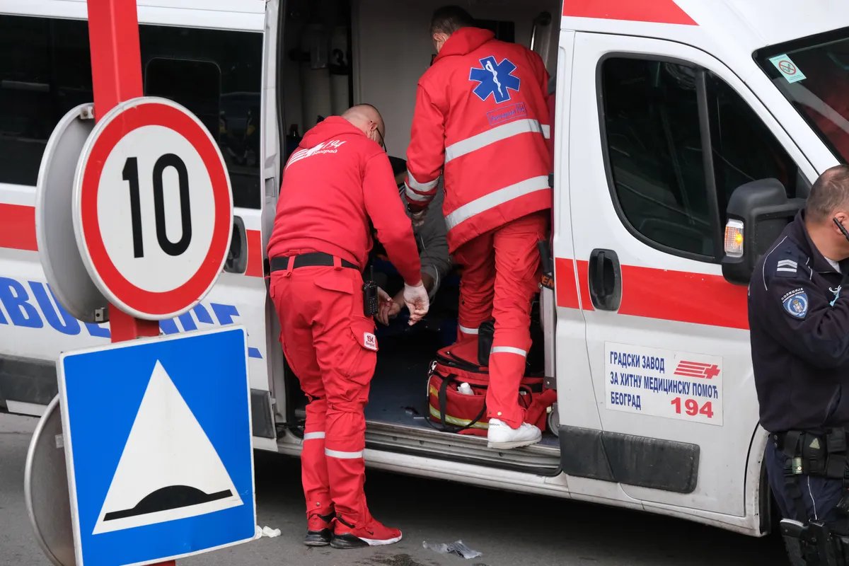 Kamion udario u autobusko stajalište u Kaluđerici: Metalna konstrukcija pala na ženu