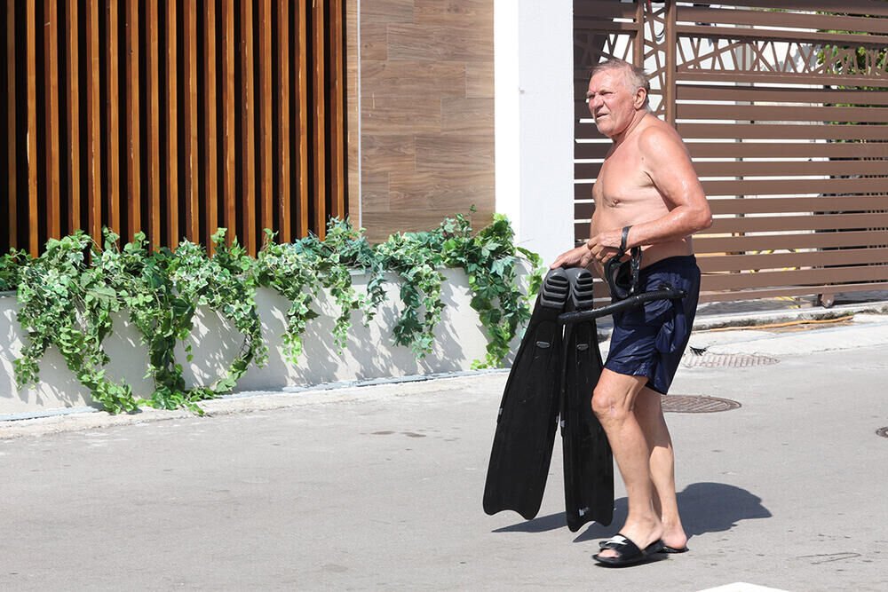 SRBI SE KRSTE KAD VIDE ŠTA JE SVE STEKAO: Kupa se u parama, ali ono što je od roditelja doživeo ne zaboravlja