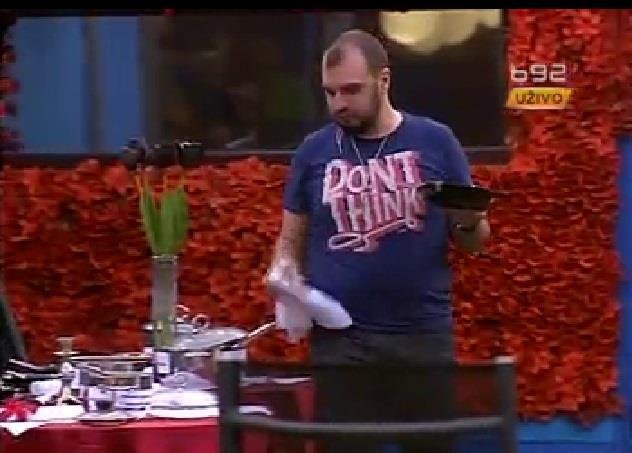 "MOJ OTAC SE UBIO, NIKADA NISAM PROČITAO OPROŠTAJNO PISMO" Bolna ispovest zvezde Velikog brata: Od tada se svakog dana pitam kako živim i gde želim da budem