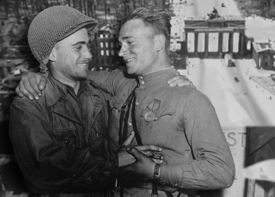 DAN KADA JE HITLER ZNAO DA JE SVE GOTOVO: Dok su sovjetske trupe gazile Berlinom, a na Elbi su se prvi put sreli RUSKI i AMERIČKI vojnici (FOTO)