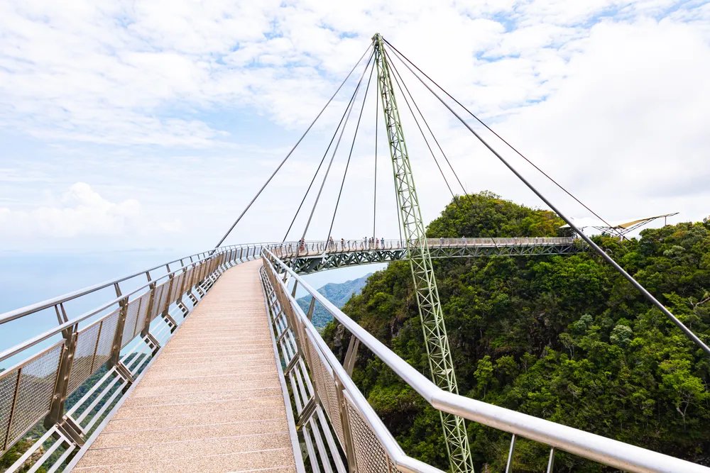 Čudo inženjerstva: Most koji ne vodi nikuda, ali oduzima dah