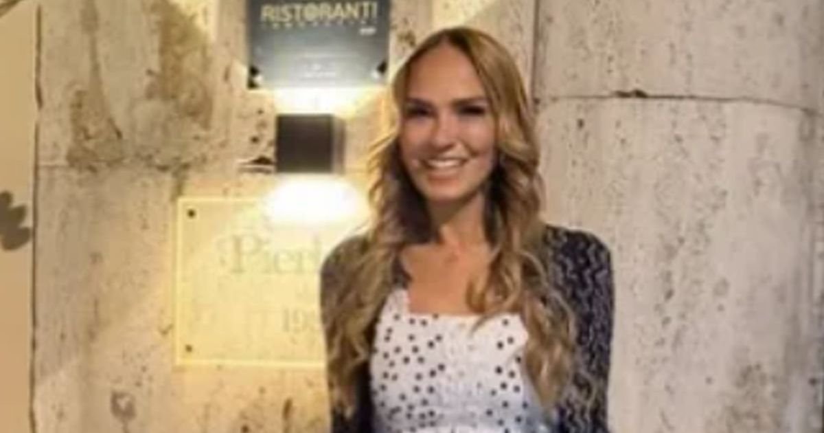 Gazi 6. deceniju, prošetala Rimom golog stomaka! Bogata Srpkinja ostavlja bez daha, svi su se okretali za njom