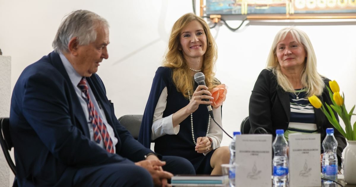 Iskra koja budi svet sećanja: Olgica Kravljača Veljović predstavila zbirku "Plamen ivanjdanske sveće"
