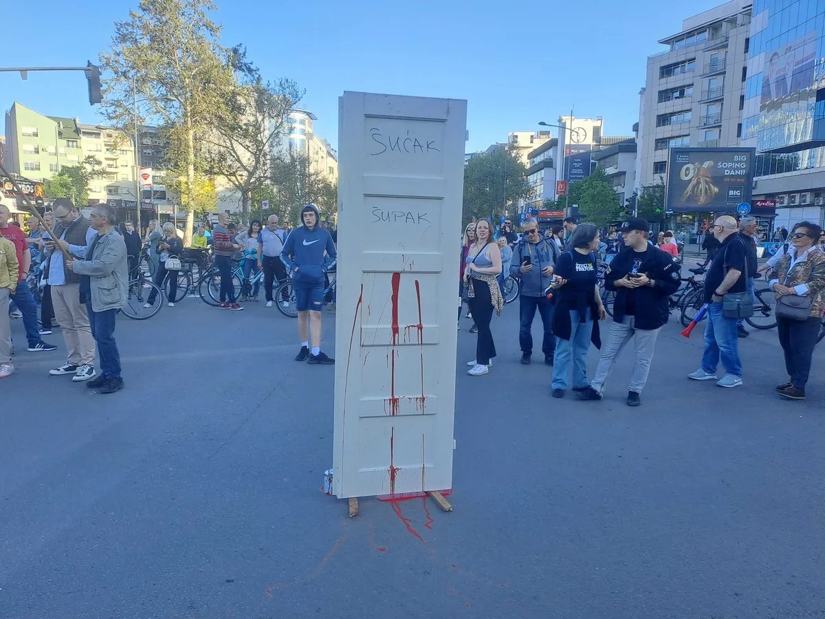 Blokada raskrsnice u Novom Sadu zbog privedenih aktivista