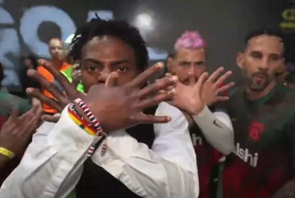 U Beogradu igrao kolo u narodnoj nošnji, sad pokazuje dvoglavog orla: "Učinite Albaniju velikom", skandalozan potez jutjubera