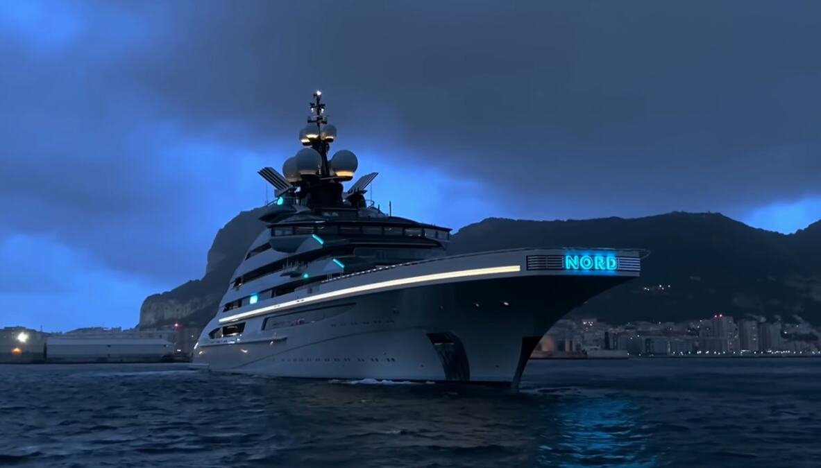 KROZ ORMUSKI MOREUZ PROŠLA SUPERJAHTA RUSKOG OLIGARHA: Duga 142 metra, vredna više od 400 MILIONA EVRA! Pripada jednom od najbogatijih ruskih milijardera VIDEO