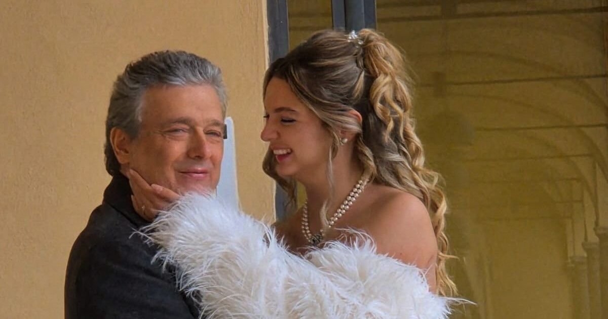 Ima 23 godine i upravo se udala za svog 40 godina starijeg PROFESORA: Izgledaju baš onako kako zamišljate