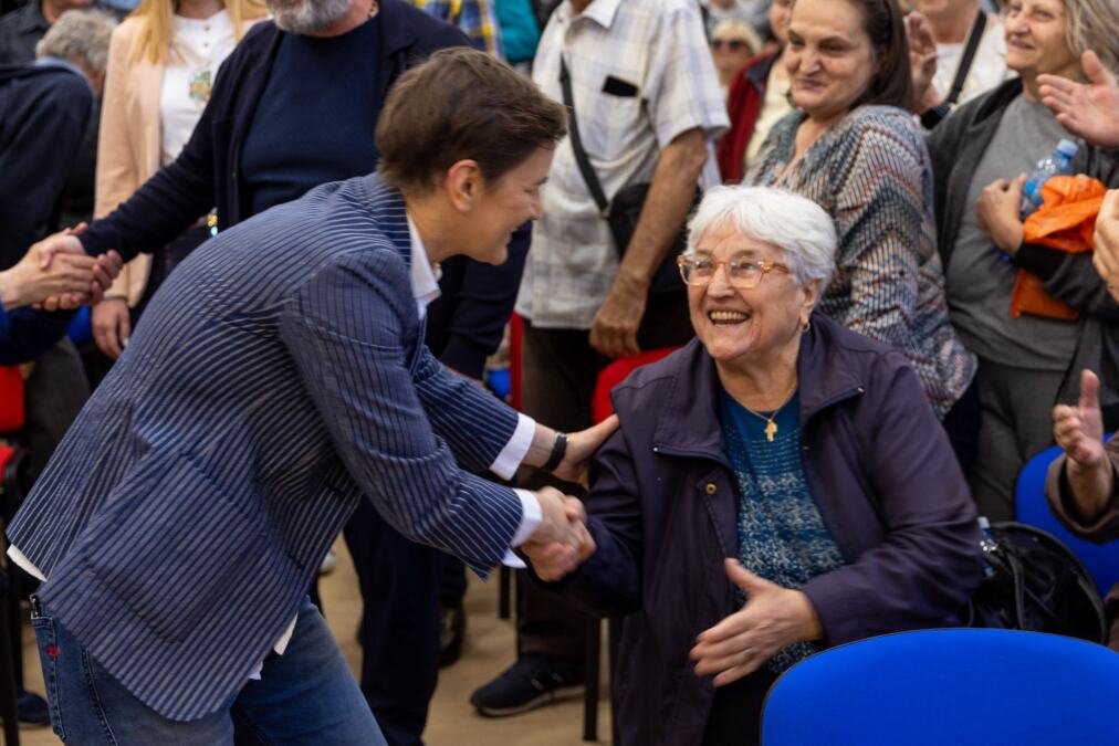 BRNABIĆ U GLOGONJSKOM RITU SA GRAĐANIMA Razgovor o prioritetima i problemima: "To je naš cilj i suština - briga o narodu jer je Srbija naša porodica!" (FOTO)