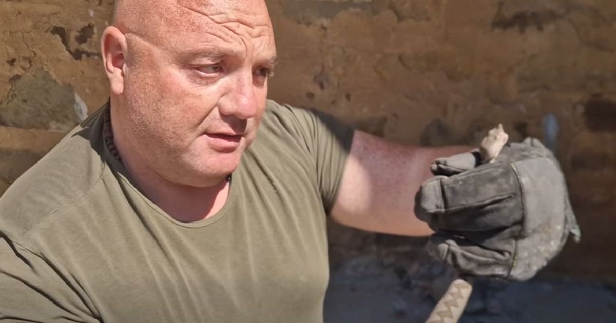 "Vidiš kako prska otrov" Vladica uhvatio poskoka ispred kuće, ali neman nije htela da se PREDA BEZ BORBE