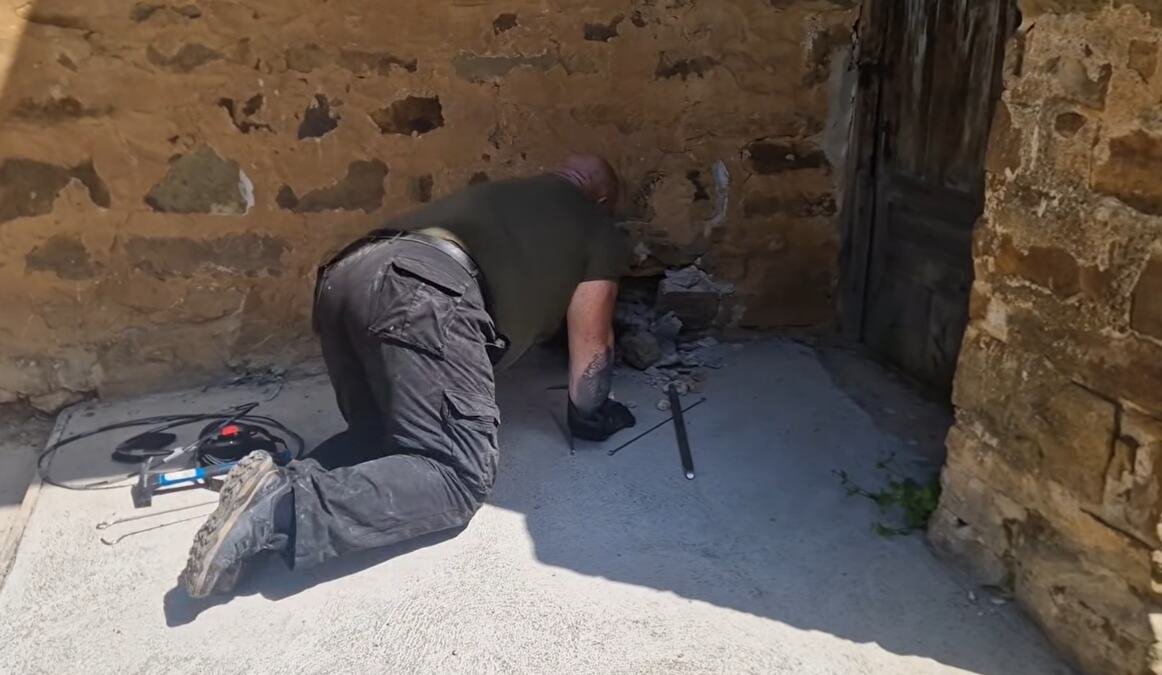 ŠOK U KUĆI NA JUGU SRBIJE Razbio alatom zid, pa se ZAPREPASTIO OD PRIZORA! Nisu ni slutili koliko se dugo sakrivao: "Strašno je za ljude" (VIDEO)