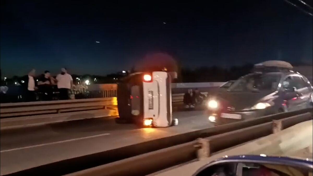 TEŠKA SAOBRAĆAJKA NA PLAVOM MOSTU! Jedan auto se prevrnuo na bok, drugom uništen zadnji deo - stiže Hitna pomoć (VIDEO)