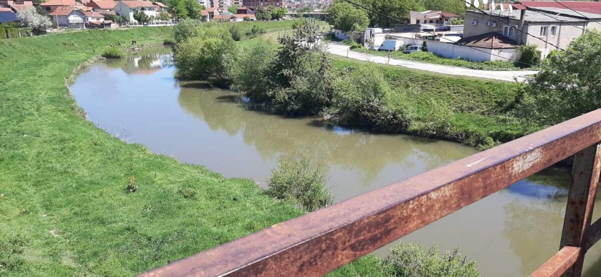 DRAMA U PROKUPLJU: Muškarac dva puta pokušao da skoči s mosta, pa legao na prugu - ekipa Hitne pomoći uspela da mu pruži pomoć