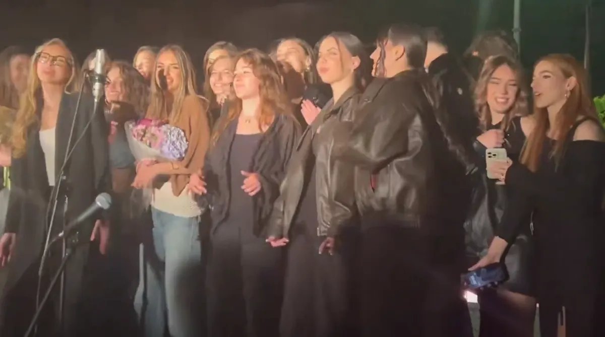 VIDEO Maturanti Jovine gimnazije održali „evergrin veče“ ispred zaključane škole: Pridružili im se roditelji i građani