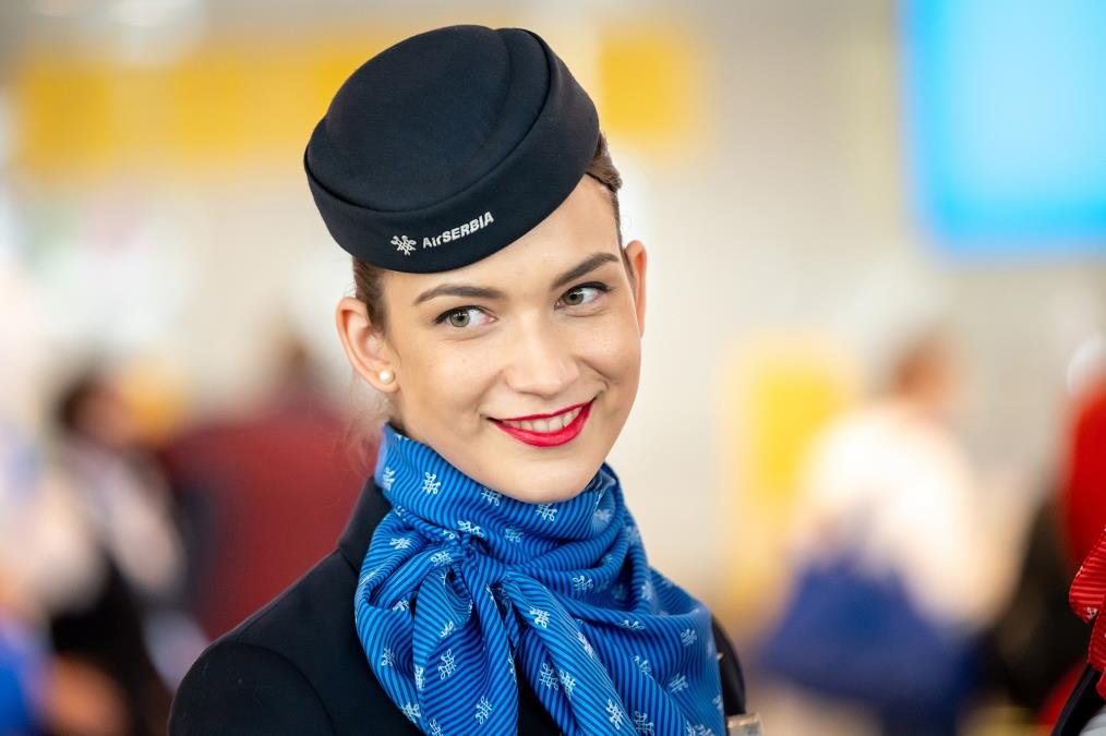 Stjuardesa otkrila zašto nose crveni karmin: Nema veze sa estetikom i lepotom!