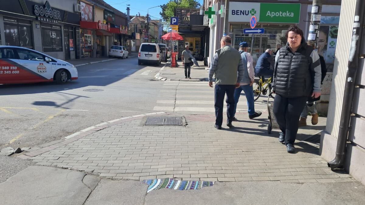 NEOBIČAN PRIZOR NASRED ULICE U ČAČKU ODUŠEVIO SVE Nepoznati umetnik od rupe napravio mozaik