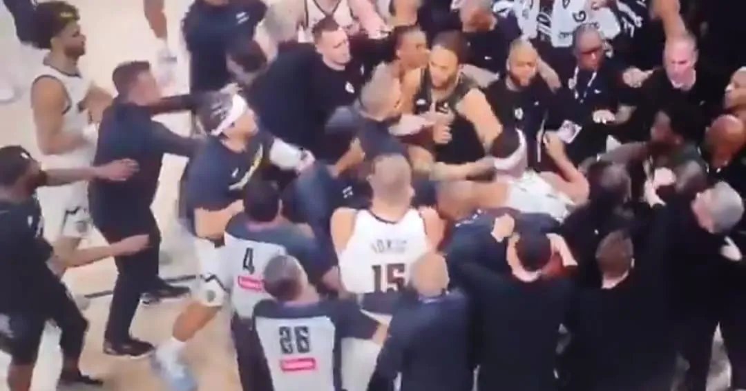 Tuča na utakmici Minesota - Denver: Jokić izbačen, zaleteo se na protivnika i izgubio živce zbog poteza koji niko ne radi