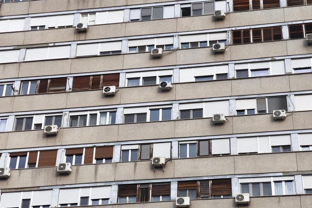 Horor u stanu u Nišu! Podstanarka pobegla preko noći, vlasnica zatekla haos: Patike na plafonu, duborezi u nameštaju, a tek kupatilo...