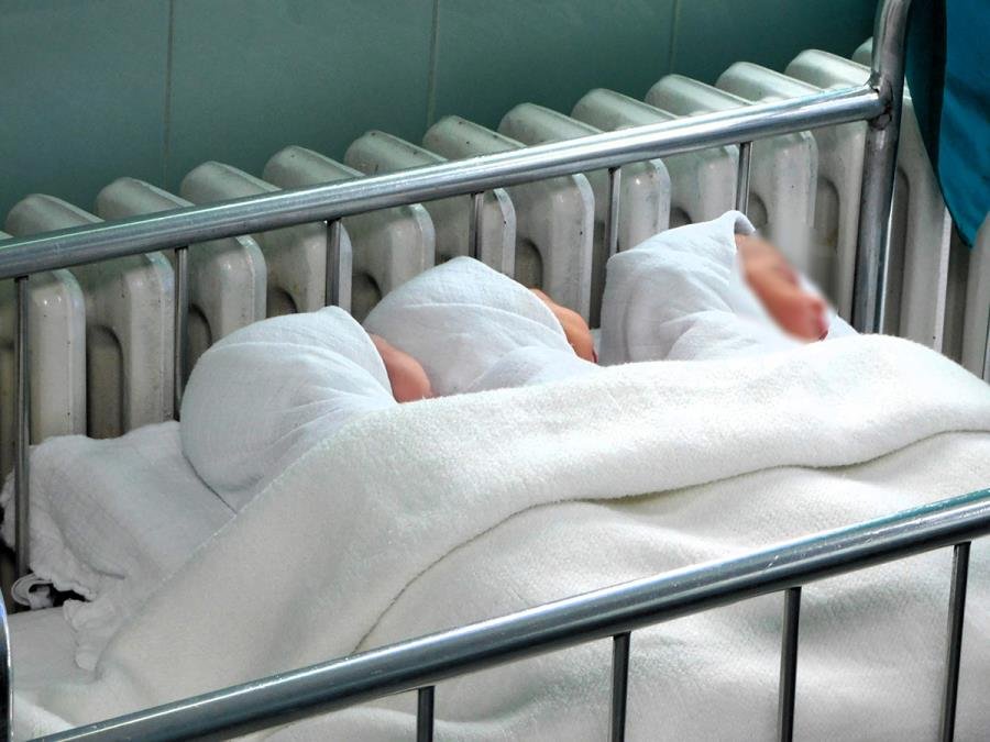 "BEBA DŽIN" OD 7.500 GRAMA ROĐENA PRIRODNIM PUTEM U NARODNOM FRONTU: Neverovatan slučaj iz beogradskog porodilišta koji se i danas prepričava