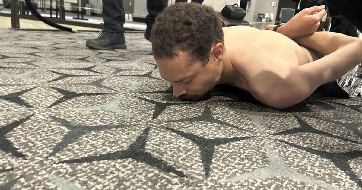 Ovo je napadač! Sastavio pušku, pa upao na svečanu večeru i pucao, Tramp objavio fotografije