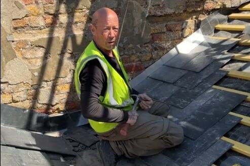 90-ih je bio veliki zavodnik i član čuvene grupe, danas krpi krovove: Posvađao se s kolegama, zbog krize se preselio u hostel, a ovako danas živi (VIDEO)