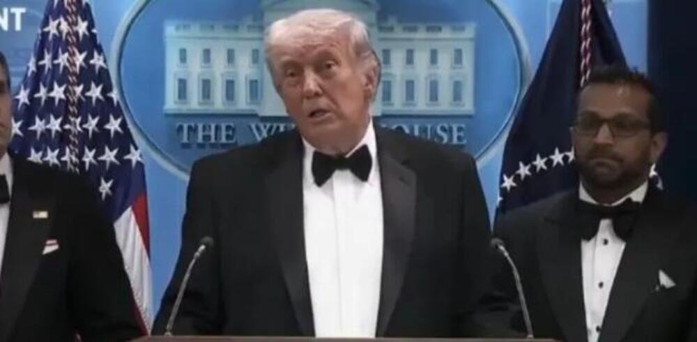 OGLASIO SE TRAMP NAKON NAPADA U VAŠINGTONU: "Čuli smo buku i zvučalo je kao..." otkrio i kakvom je stanju Melanija