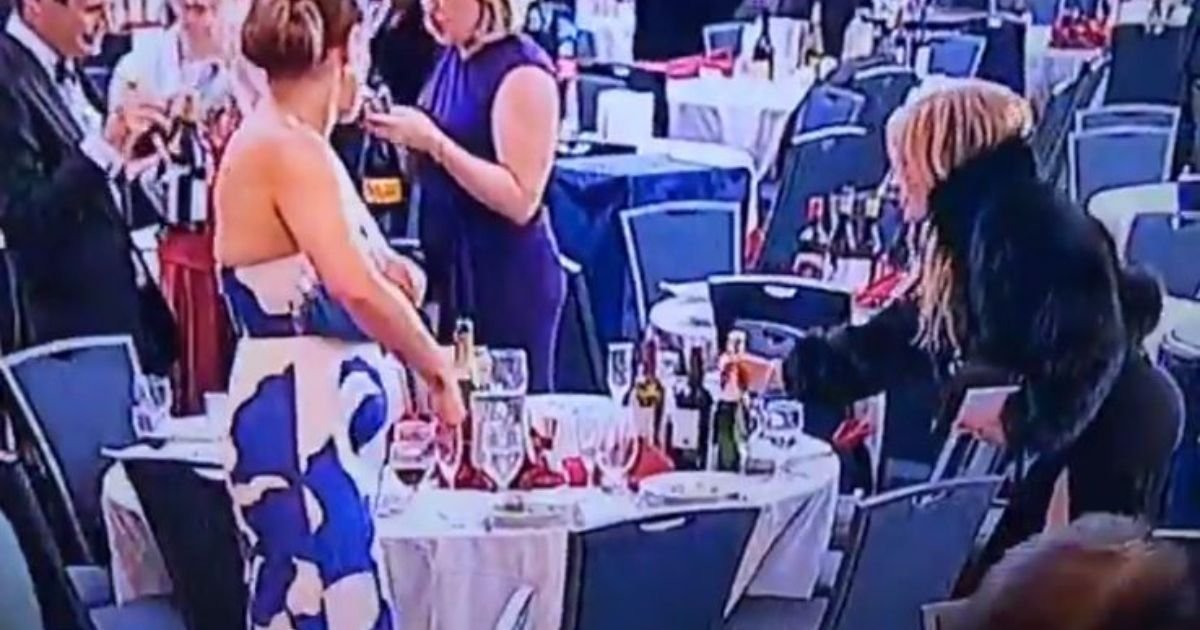 Skandal u Vašingtonu! Pucnji odjekuju, Trampa obaraju na pod, a oni UZIMAJU FLAŠE VINA sa stolova