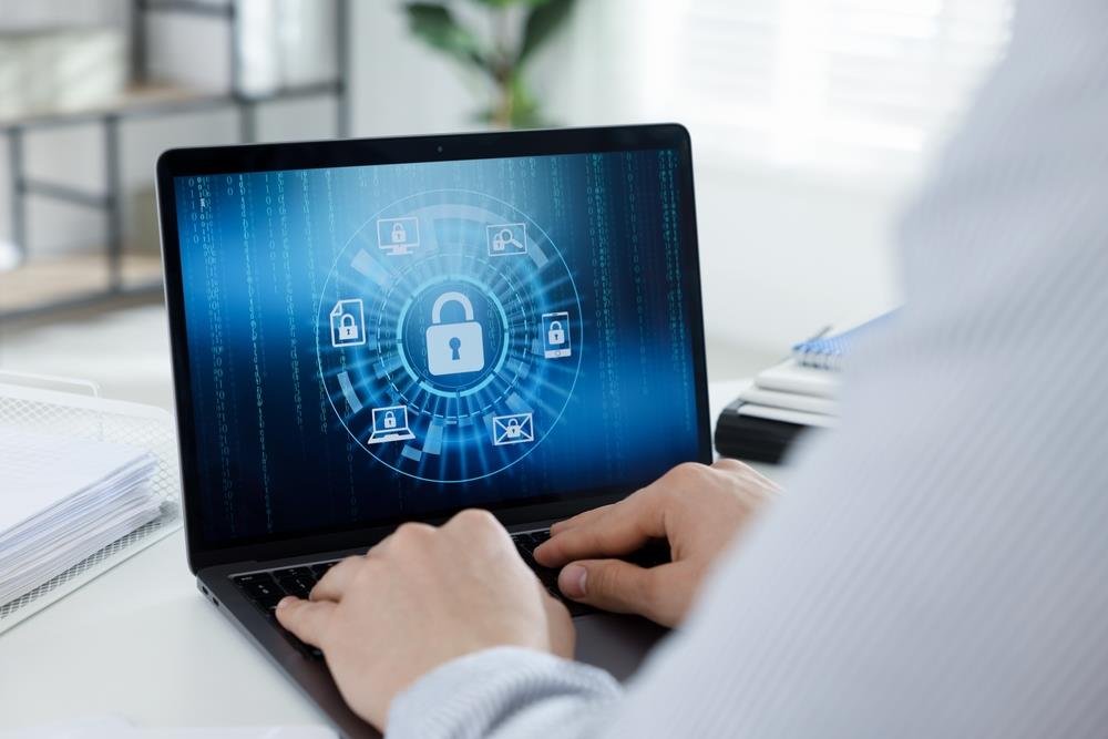 SLUŽBA ZA BORBU PROTIV VISOKOTEHNOLOŠKOG KRIMINALA RADI PUNOM PAROM: Nema skrivanja u digitalnom svetu, svaki trag ostavlja put!