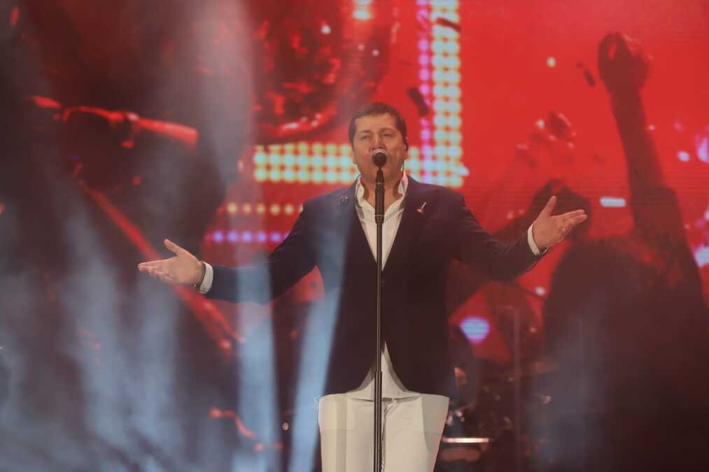 SUZE, EMOCIJE I OSAM HILJADA GLASOVA! Aco Pejović napravio spektakl u Zenici, Arena pucala po šavovima