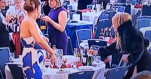 Šok scene tokom pucnjave u Vašingtonu: Trampa obaraju na pod, Melanija izbezumljena od straha, a oni uzimaju flaše vina sa stola (VIDEO)