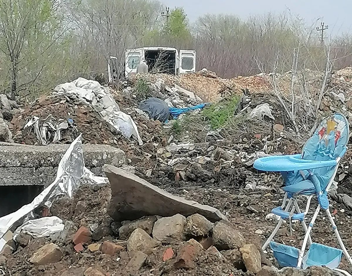 Divlja deponija guši Debeljaču: Smeće stiglo do kuća i vodovoda