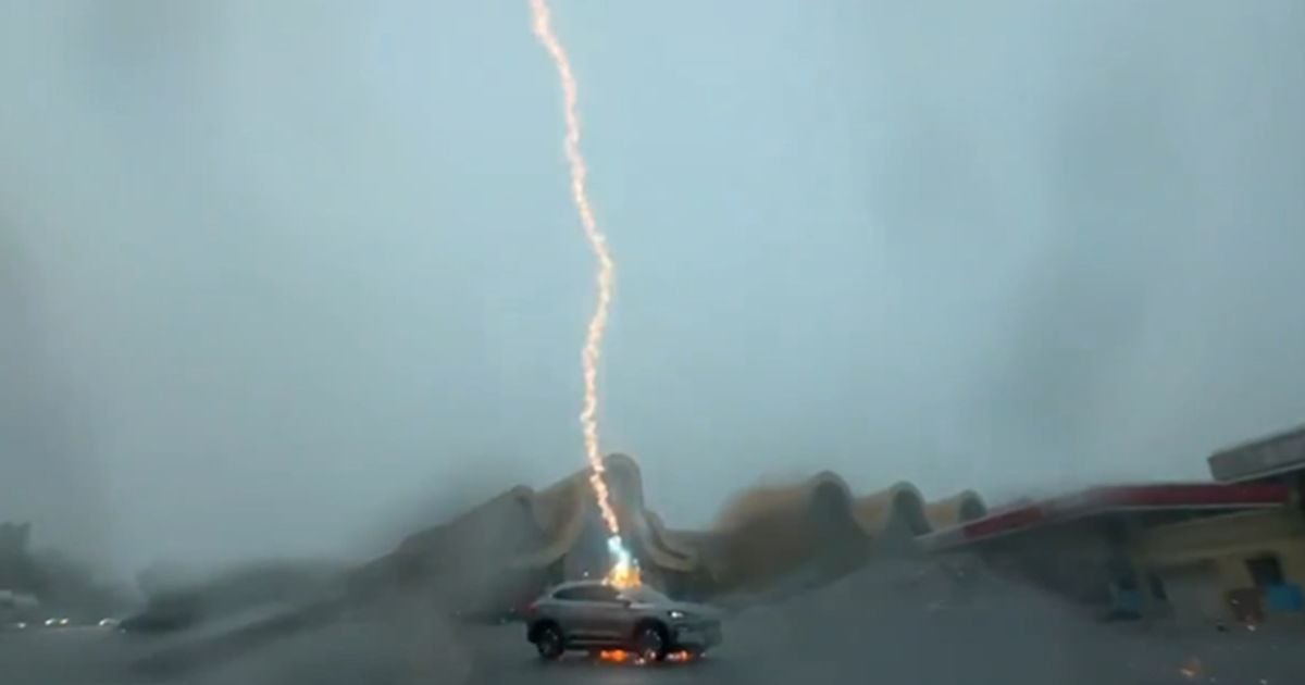 Grom pogodio električni automobil 3 puta zaredom