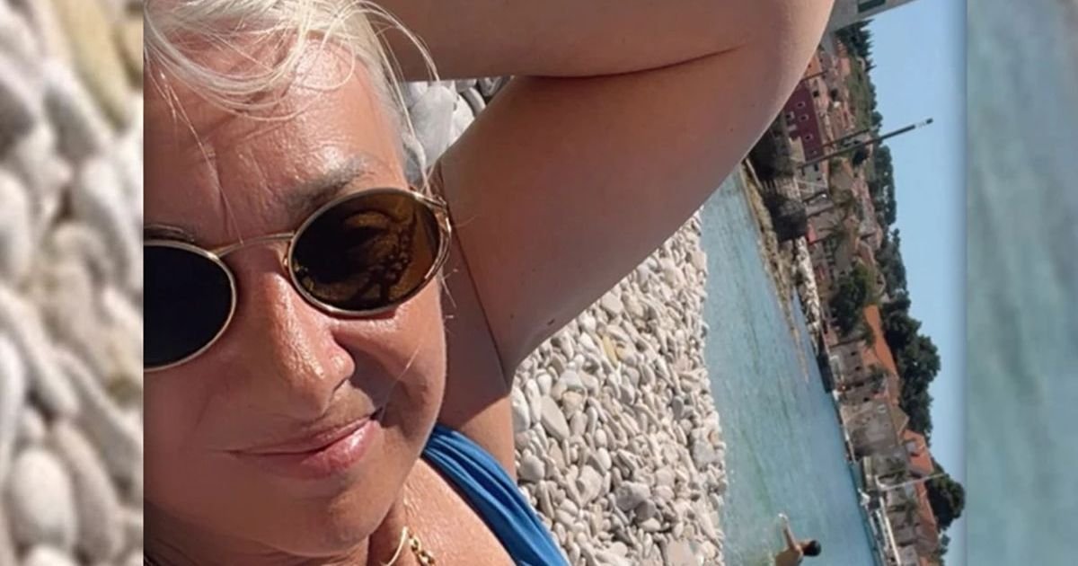 Udovica legendarnog pevača preselila se na ostrvo: Opalila selfi u kupaćem na plaži, grmi u 59. godini