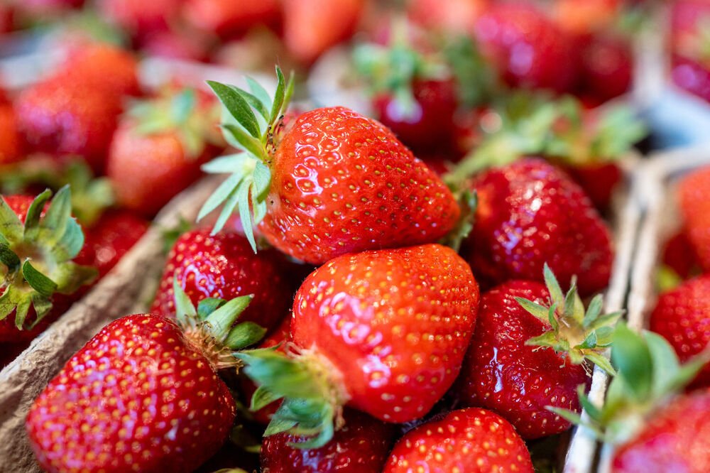 OVO JE NAJVEĆA PREVARA SA JAGODAMA KOJU VAM PODMEĆU NA PIJACAMA: Ako vidite ovo na dnu gajbice, bežite od te tezge