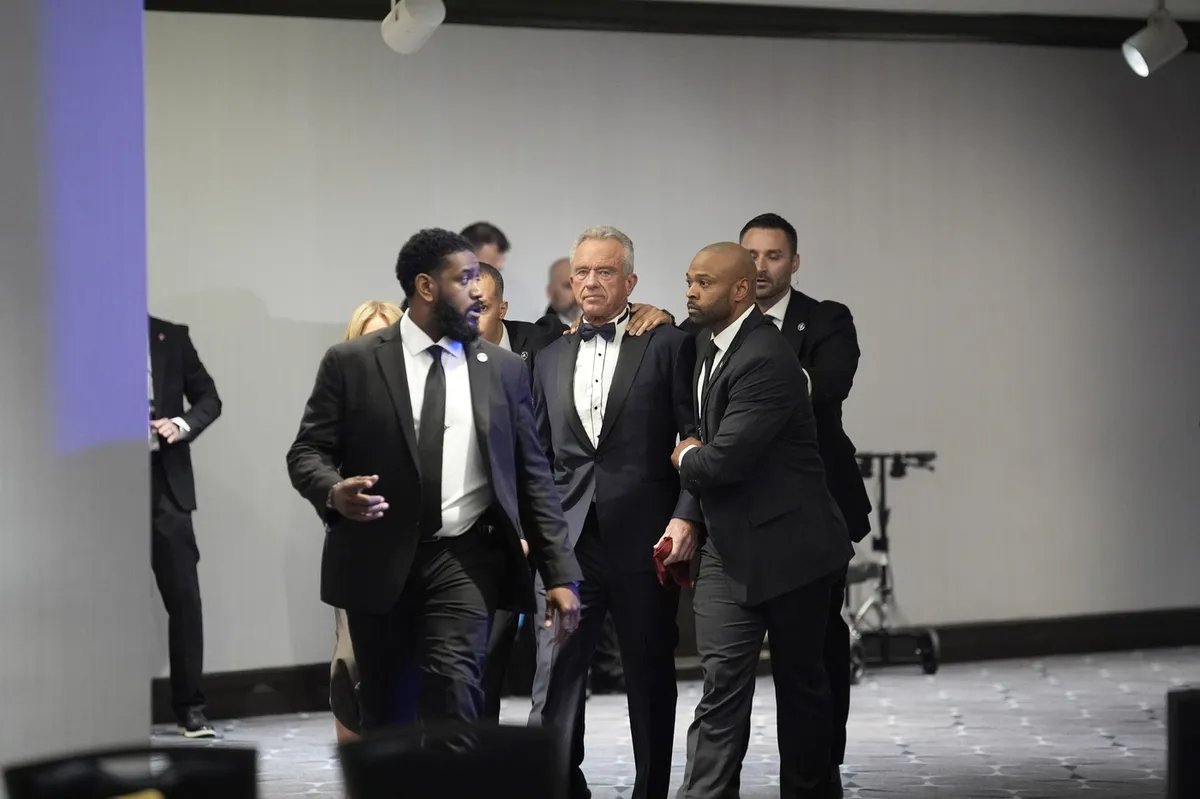 VIDEO Robert Kenedi Mlađi zaboravio ženu: Telohranitelji ga odvode, a njegova supruga uplašena trči za njima u večernjoj haljini i štiklama