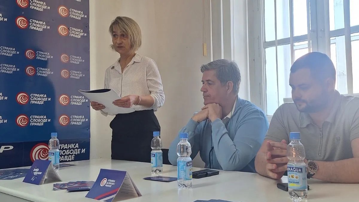 "Danas se ljudi u Srbiji najviše plaše da će sresti Aleksandra Vučića koji je najavio da će obilaziti sela ambulantnim kolima"