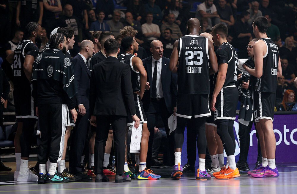 CRNO-BELI OSTALI KRATKIH RUKAVA: Brutalna mašina ne dolazi u Partizan