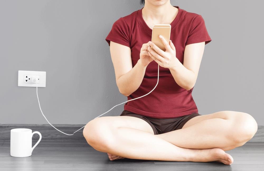 Stručnjaci otkrili "foru": Neobična navika koja potpuno menja način punjenja telefona!