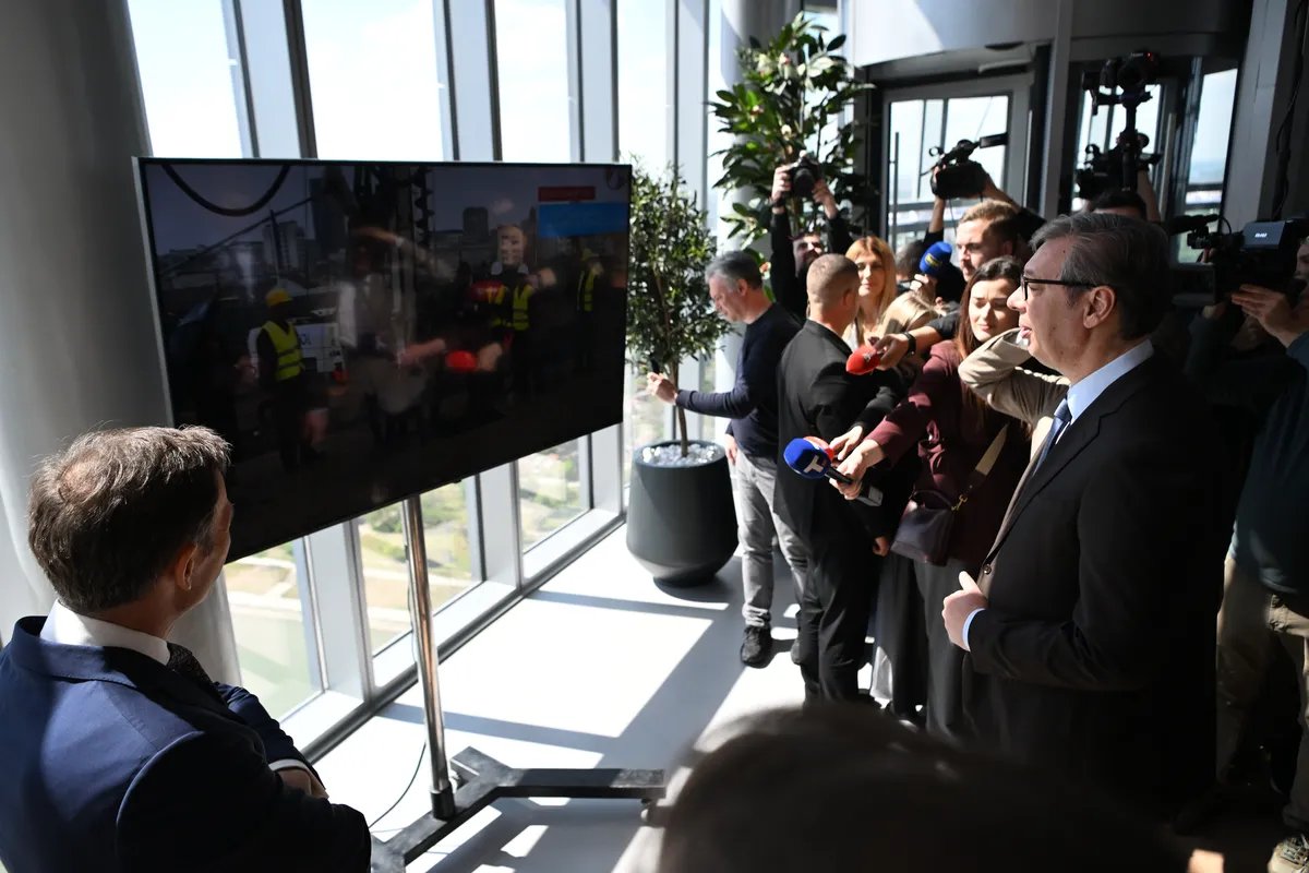 "Kakav kič! Možda je ideja da nam se turisti smeju": Građani o snimku sa vidikovca na Kuli Beograd (VIDEO)