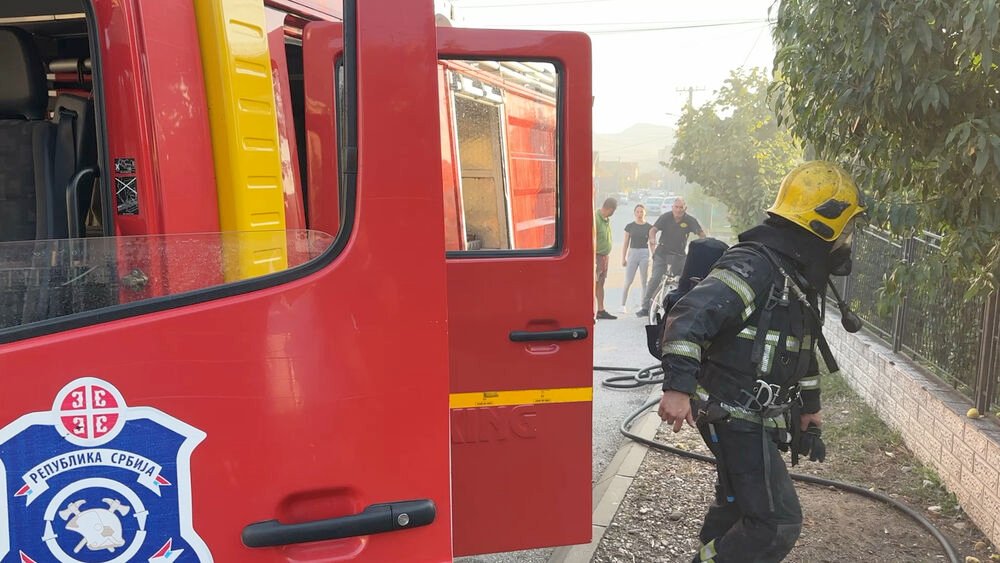 GORI STAN U NOVOM SADU! Iz stana kulja DIM, VATROGASCI NA TERENU (VIDEO)