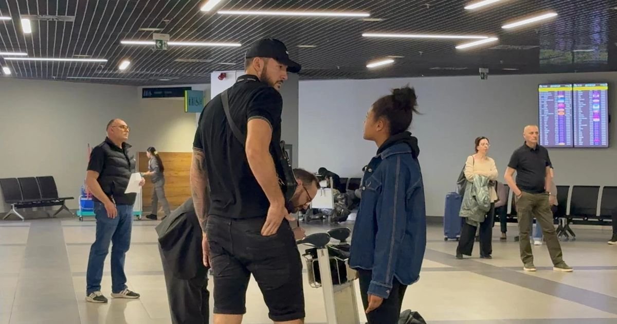 Foto ubod: Žofri Lovernj na aerodromu u Beogradu dočekao misterioznu devojku, potpisao papire, a onda...