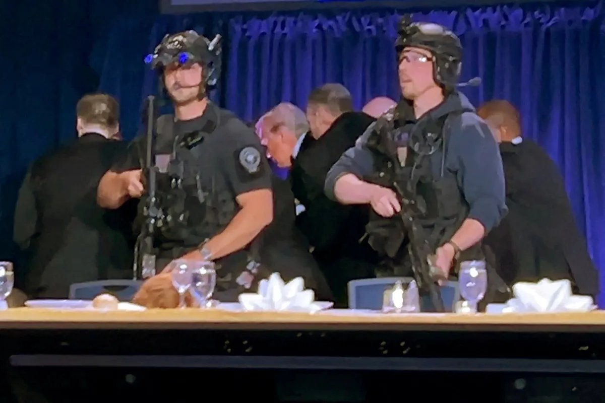 VIDEO zabeležio trenutak kada su se čuli pucnji tokom večere: Melanija i ostali spuštaju se pod sto, Tramp se sapleo dok su ga agenti izvodili iz sale