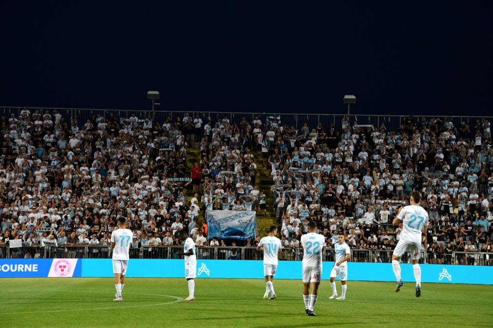 HRVATI SE PROVIZAJU PRED DERBI, OSVANUO TRANSPARENT NA KOM SE POMINJE PARTIZAN! Navijači Hajduka će poludeti kada ovo vide, pogledajte šta je Armada napisala!