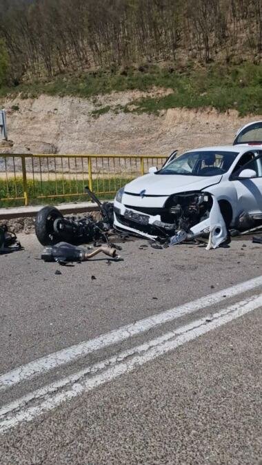 UŽAS U NOVOM PAZARU, IMA POVREĐENIH! Motor prešao preko pune linije i zakucao se u auto s porodicom, slike s mesta nesreće su jezive (foto)