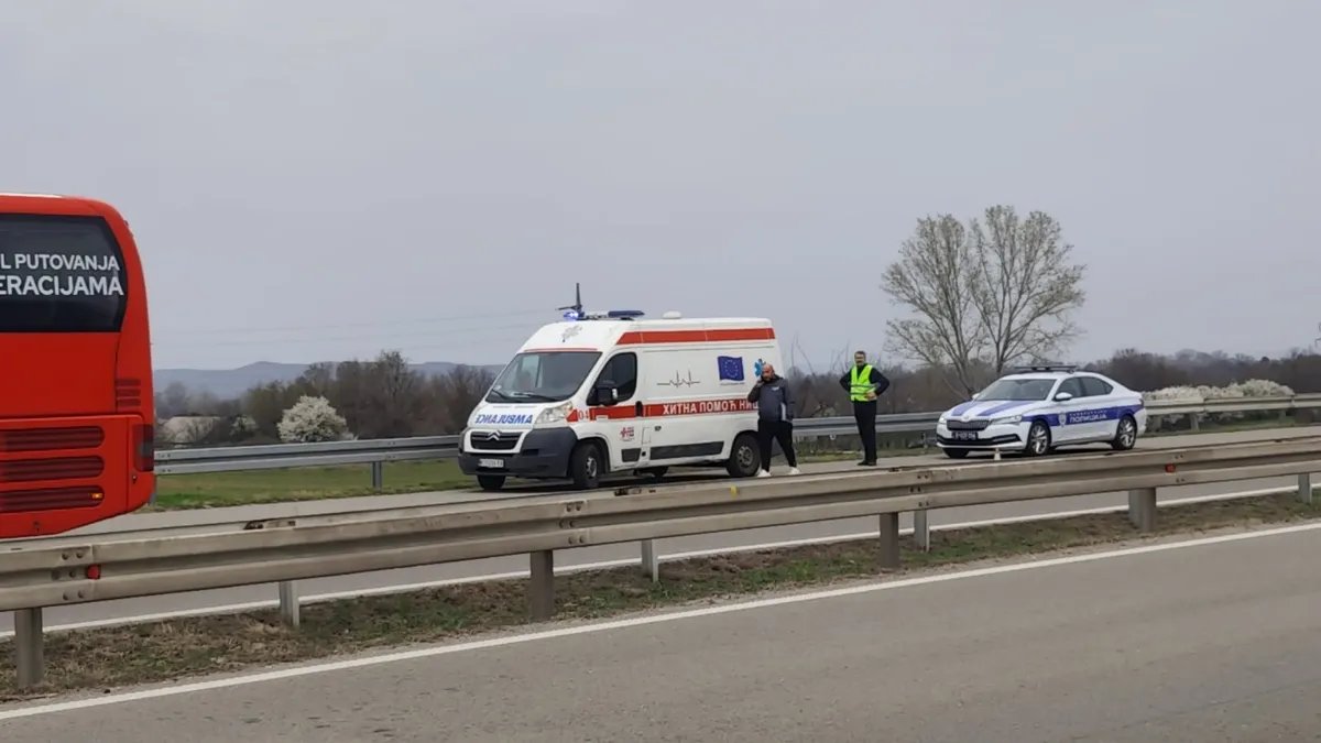 Automobil sleteo sa puta Raška–Kraljevo: Poginuo mladić, dvojica teško povređena