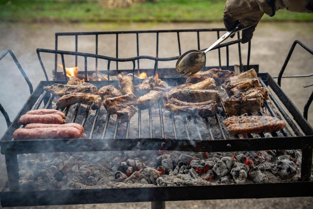 Kako da očistite roštilj za tren oka: Nema više ribanja, sve sastojke imate kod kuće, a cena je smešna