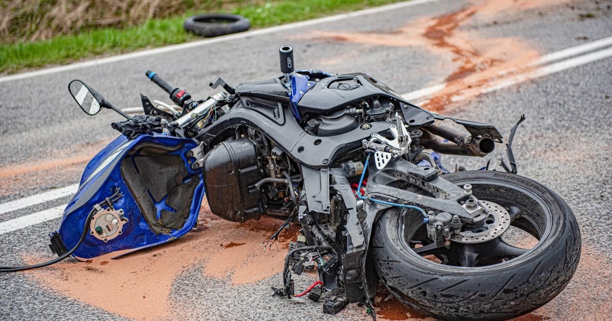 Motocikl prešao u suprotnu traku i udario u auto: Težak udes na putu kod Novog Pazara, vozila uništena