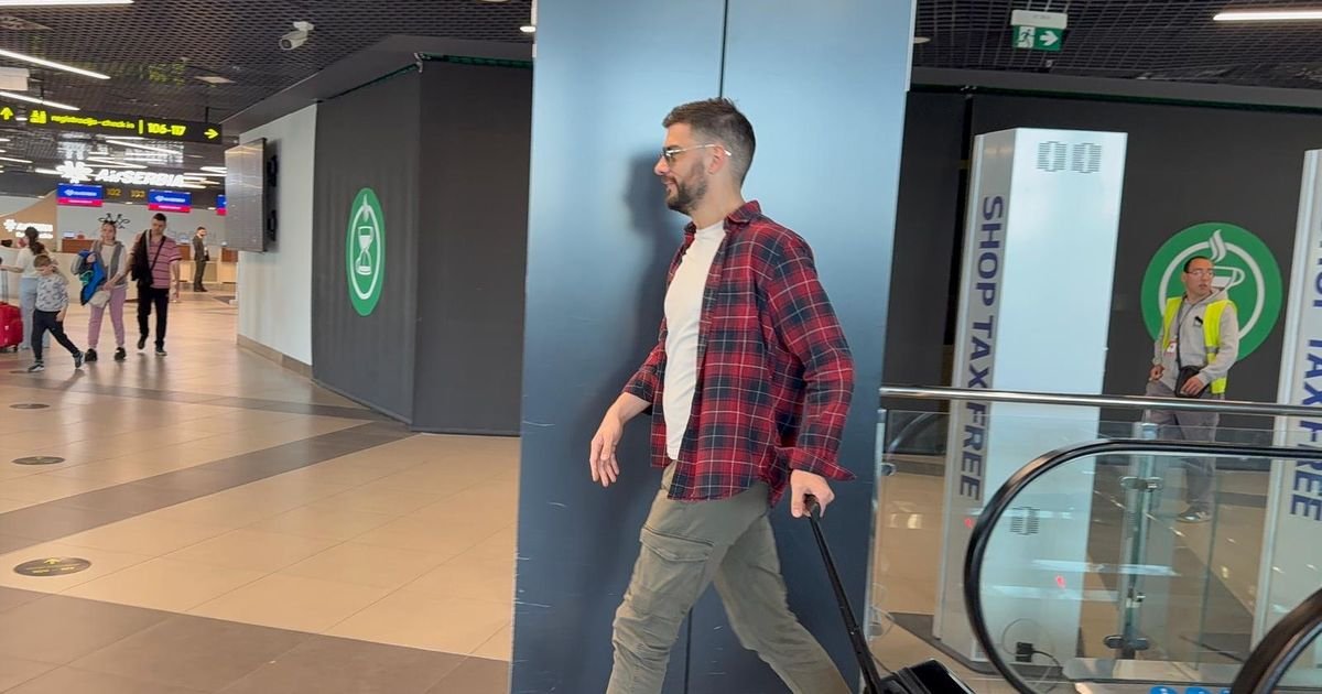 Najpoželjniji neženja sleteo u Beograd, bez lepše polovine: Svi gledali u njega, on u nikad ležernijem izdanju