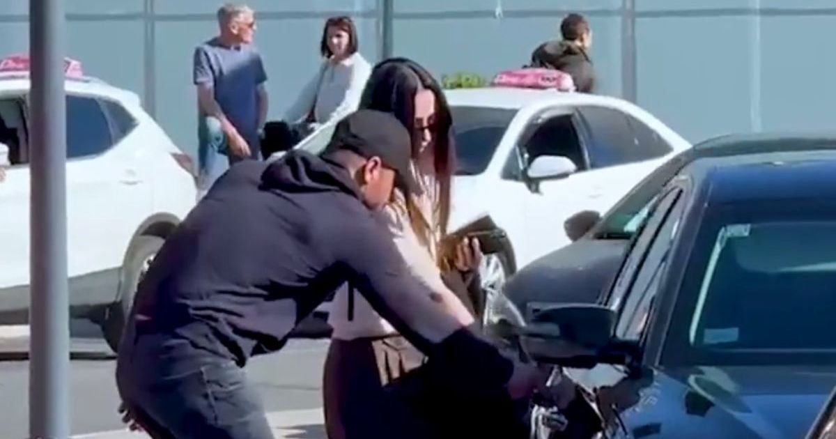 Prvi snimak Kaće Živković i Stojketa zajedno: Čuva ih telohranitelj, pogledajte kakvu zver pevačicin muž vozi